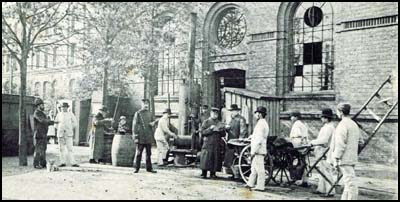 Turnhalle und Desinfektionskolonne